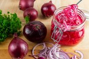 Как замариновать лук в уксусе к мясу: быстрый рецепт от повара